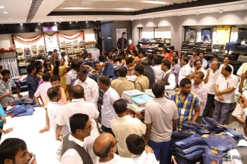 Raashi Khanna Launches Kasam Pullaiah Cloth Merchant in Warangal